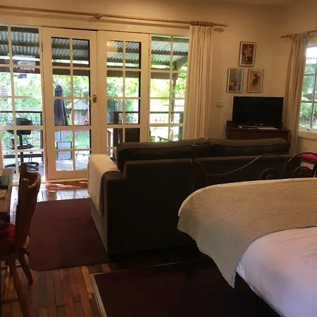 Stone'S Throw Cottage Bed And Breakfast-3